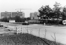 847767 Gezicht op de bouw van flatgebouwen, vermoedelijk aan de Sperwerlaan te Bilthoven-noord, met op de voorgrond de ...